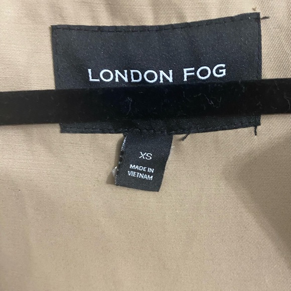 LONDON FOG HOODED TRENCH COAT- XS TAN IN EXCELLENT CONDITION. BUTTON DOWN/BELTED - Picture 4 of 6